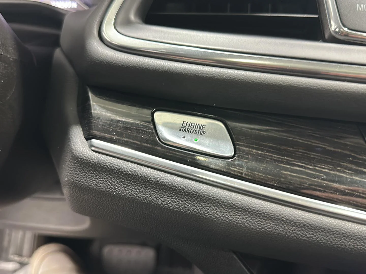 Used 2020 WHITE FROST TRICOAT Buick Avenir image 12
