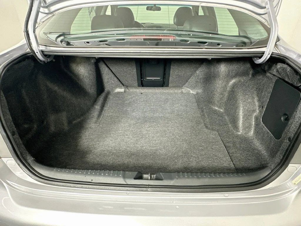 Used 2005 Silver Frost Metallic Honda EX-L image 25
