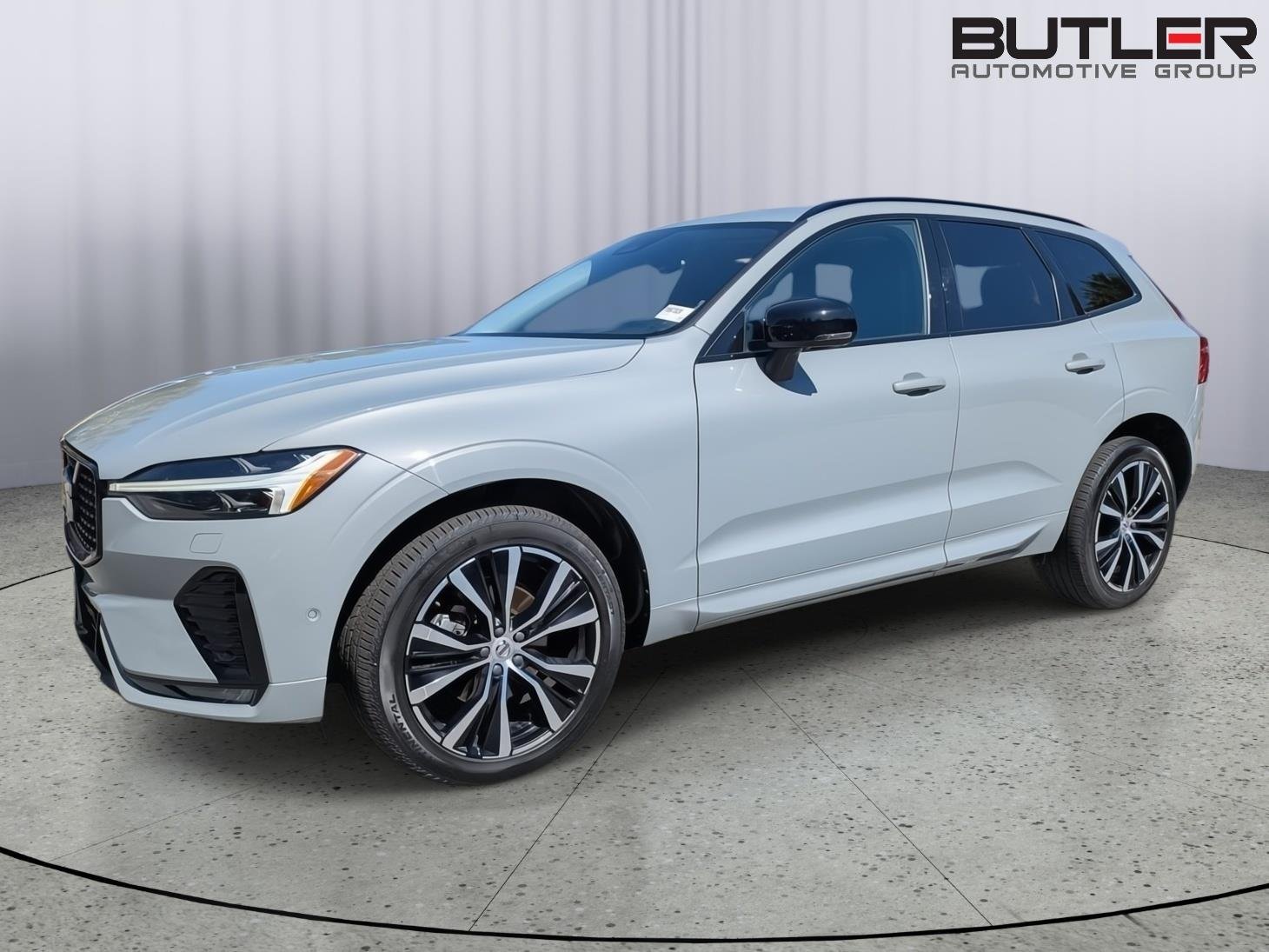 Used 2024 Vapour Grey Metallic Volvo Plus Dark Theme image 1