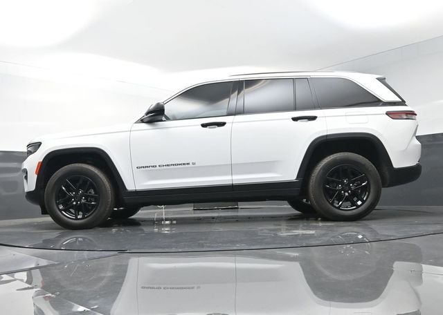 Used 2024 White Jeep Laredo X image 35