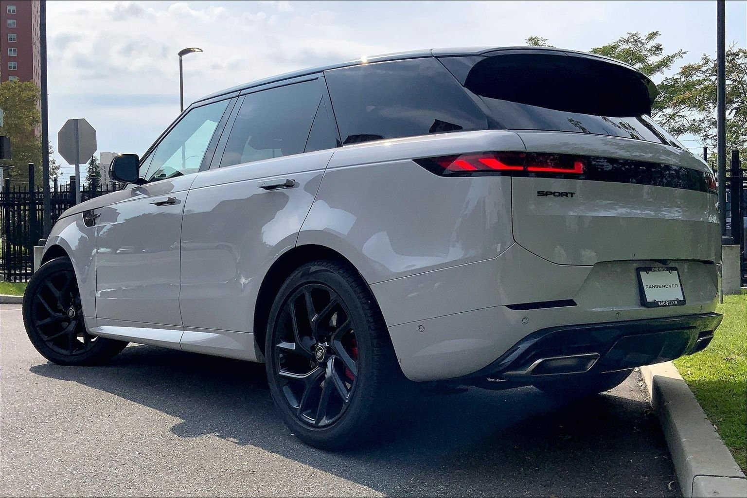 Used 2023 Borasco Gray Metallic Land Rover SE Dynamic image 3