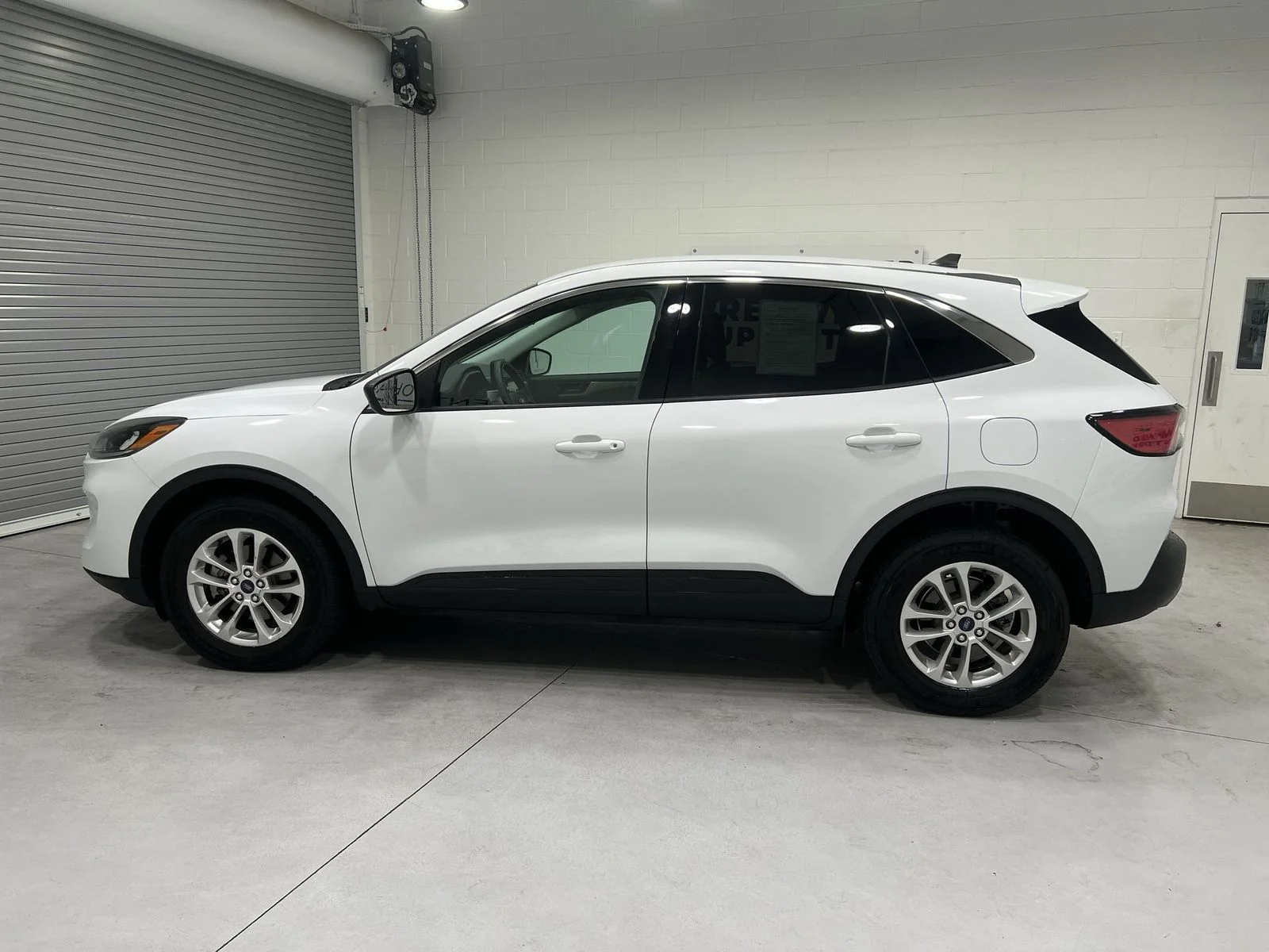 Used 2022 White Ford SE image 5