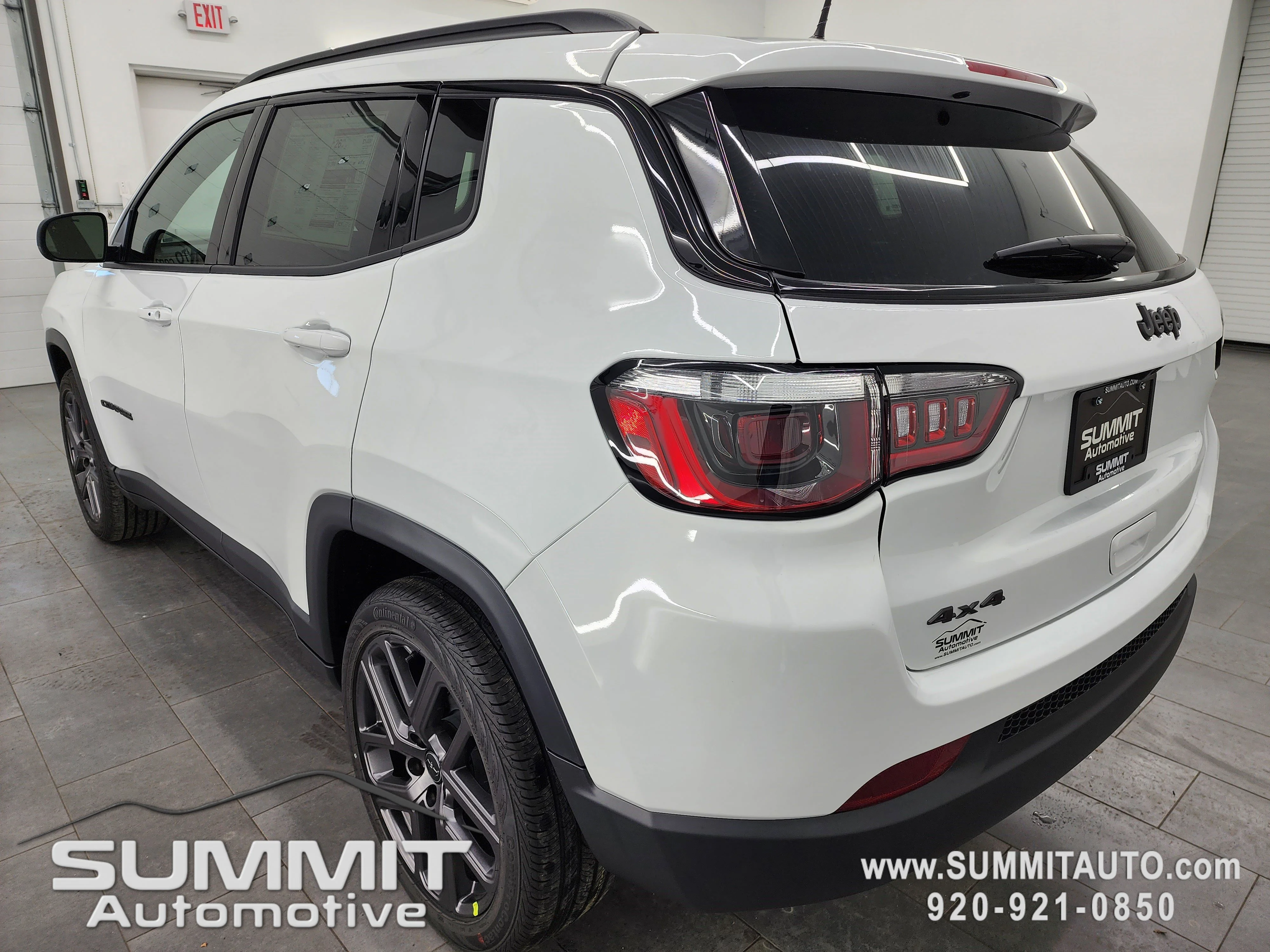 New 2026 Bright White Clear-Coat Exterior Paint Jeep Latitude image 6