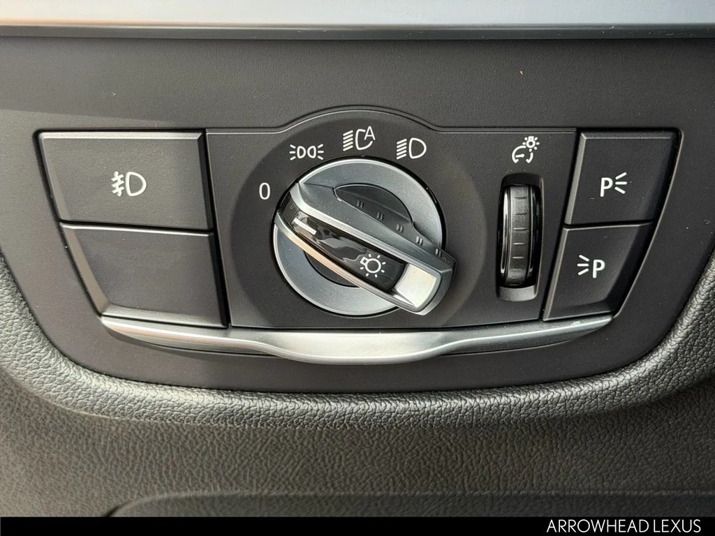 Used 2019 White BMW sDrive30i image 18