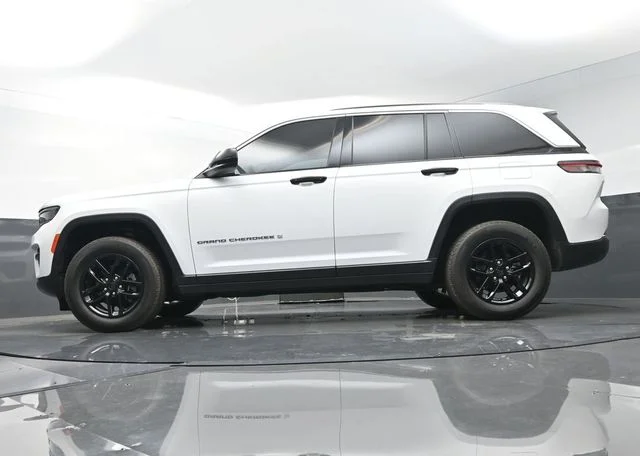 Used 2024 White Jeep Laredo X image 35
