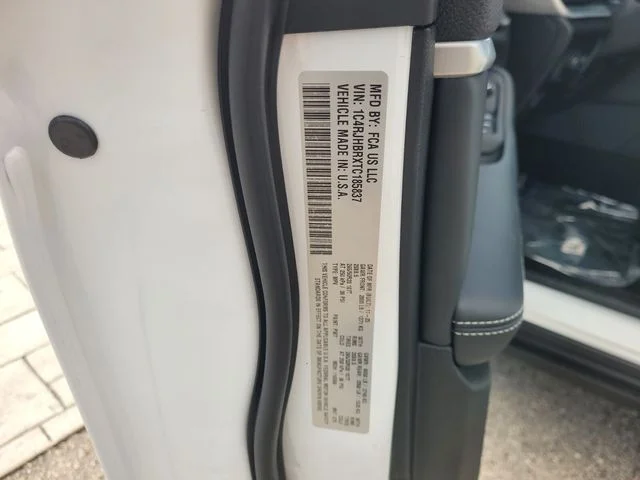 New 2026 Bright White Clear-Coat Exterior Paint Jeep Limited image 21