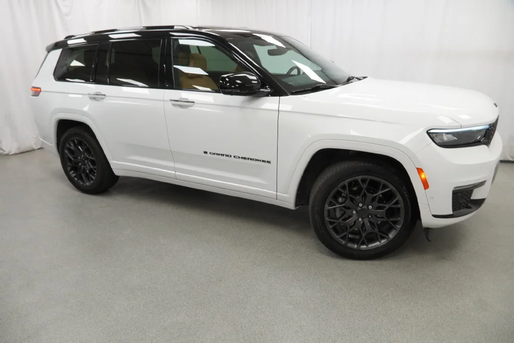 Used 2024 White Jeep Summit Reserve image 13