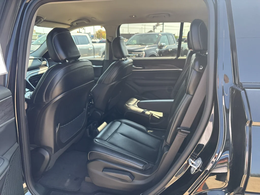 Used 2023 Diamond Black Jeep Limited image 10