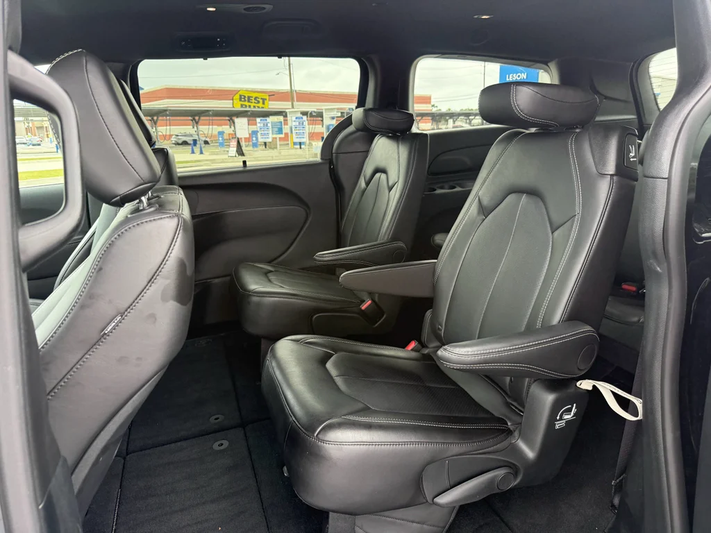 Used 2025 Diamond Black Crystal Pearlcoat Chrysler Select image 22