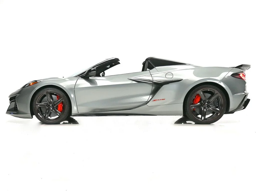 Used 2024 Gray Metallic Chevrolet Z06 image 25