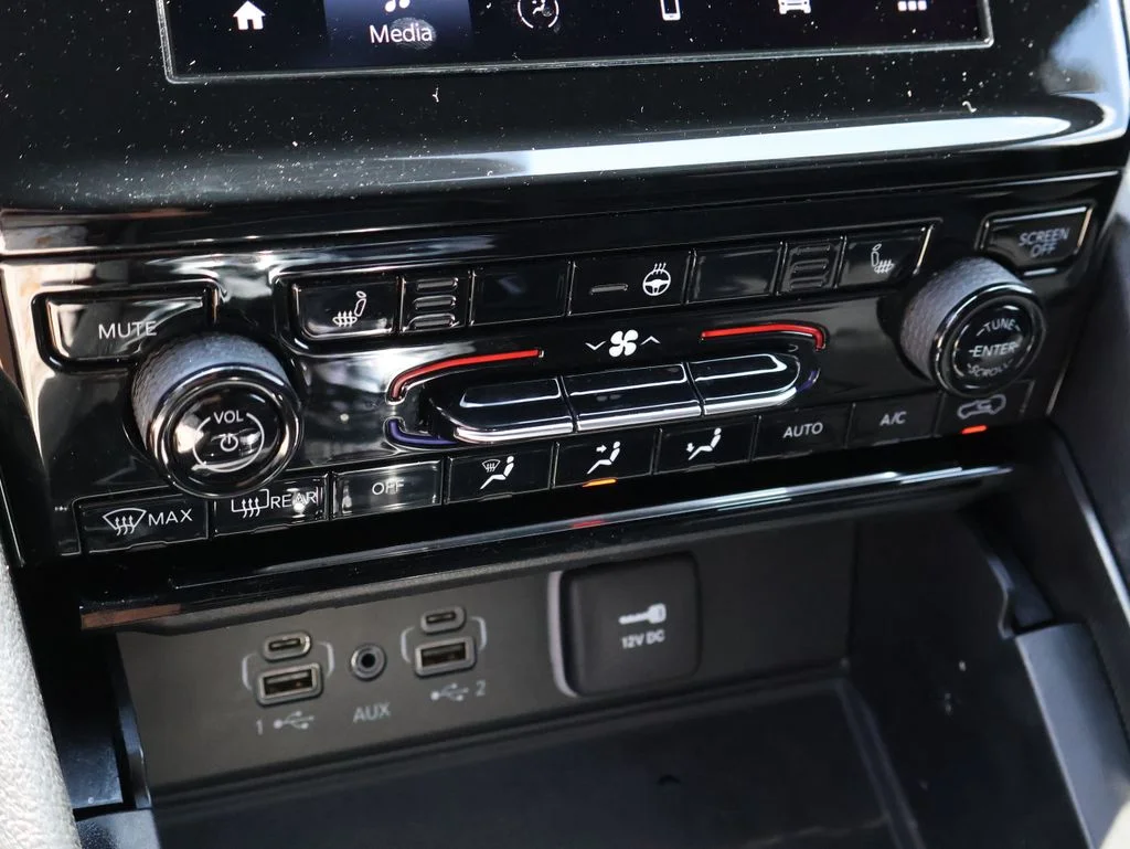 Used 2024 White Jeep Altitude image 35