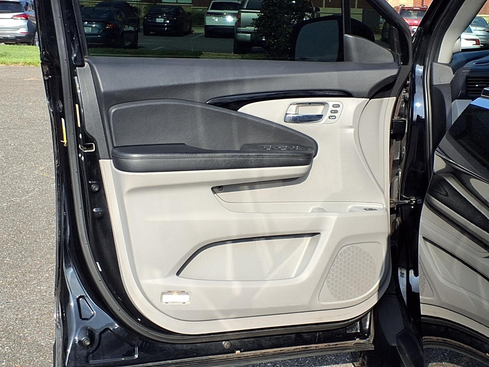 Used 2016 Crystal Black Pearl Honda Touring image 29