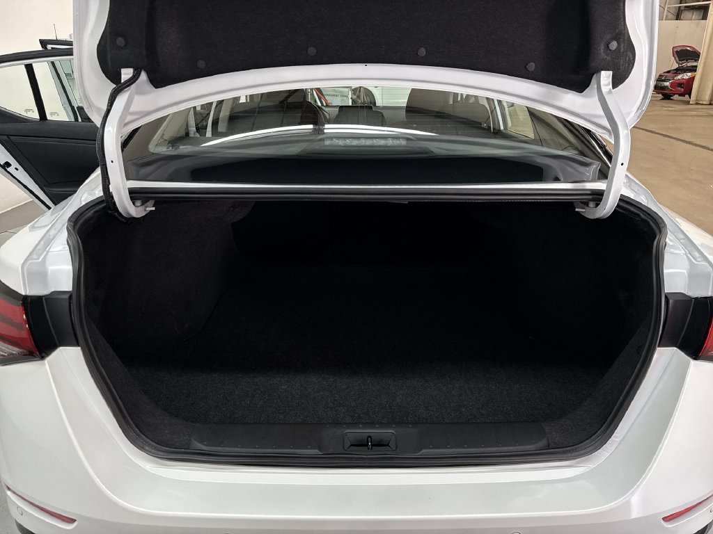 Used 2025 Aspen White Nissan SR image 32