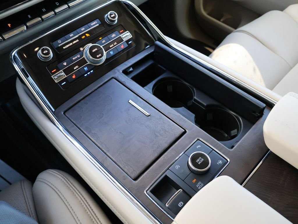 Used 2020 White Lincoln Reserve image 30
