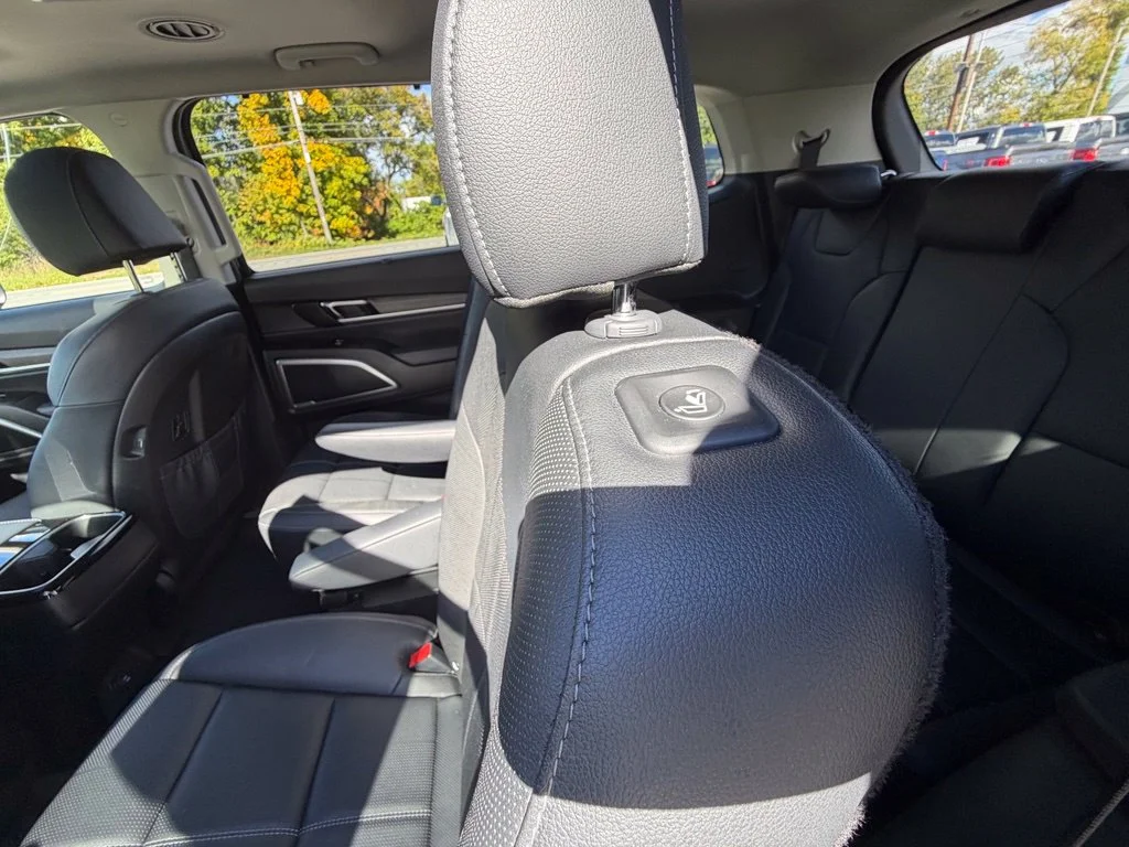 Used 2022 Black Kia EX image 46