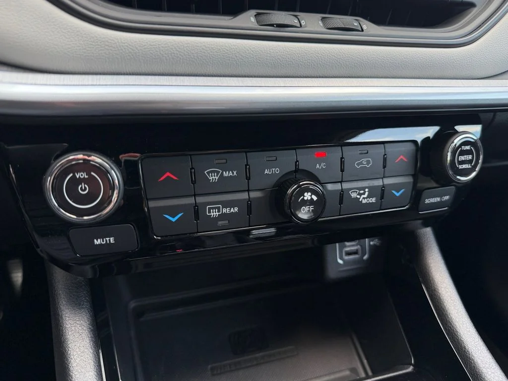 Used 2025 Silver Jeep Limited image 24