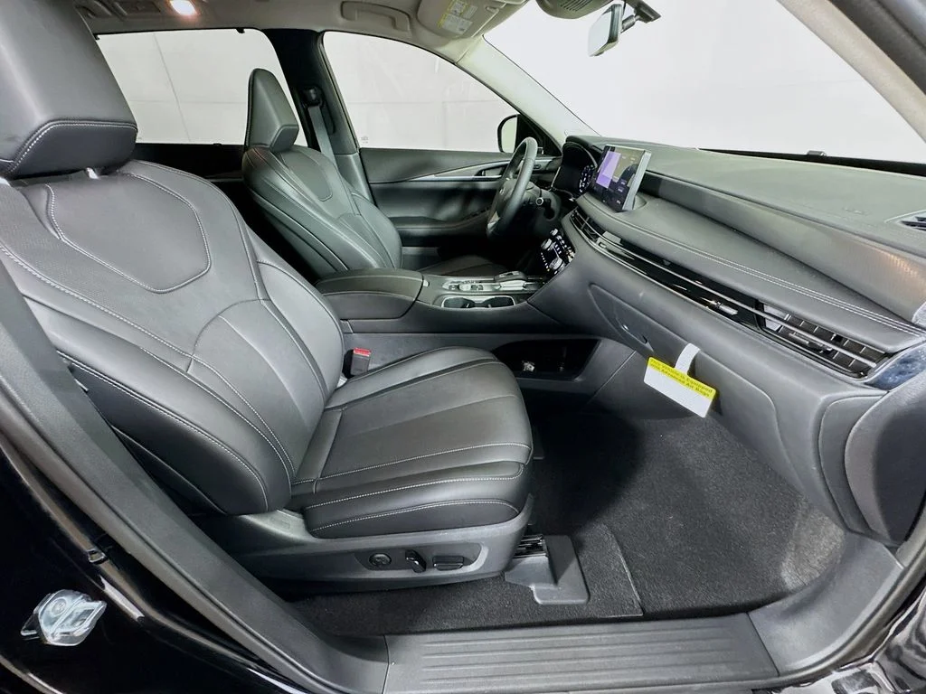 Certified Used 2026 Black INFINITI LUXE image 38