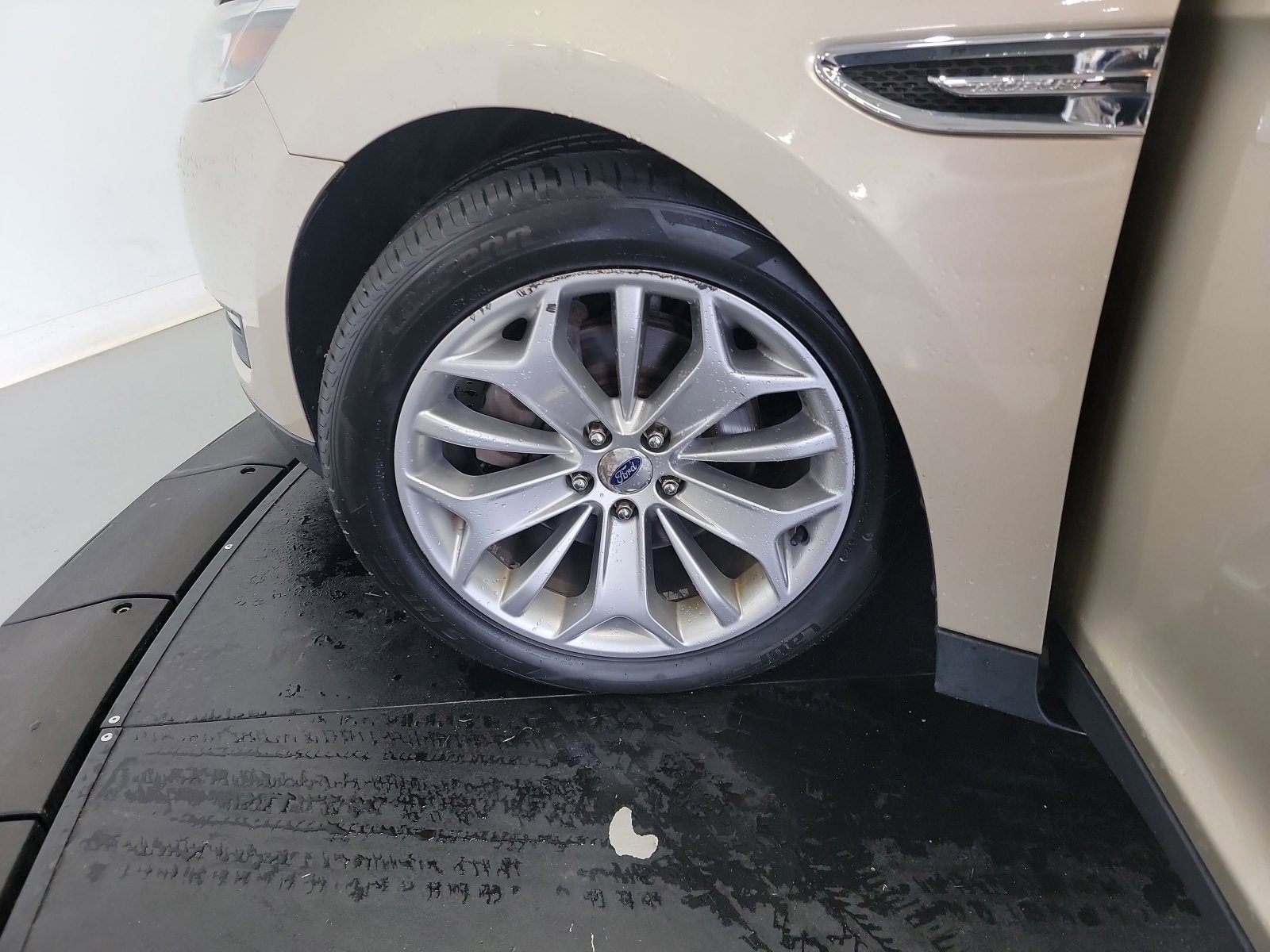 Used 2017 White Gold Metallic Ford Limited image 30