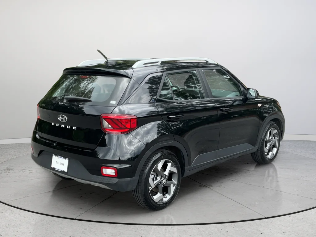 2025 Hyundai Venue SEL - Photo 11