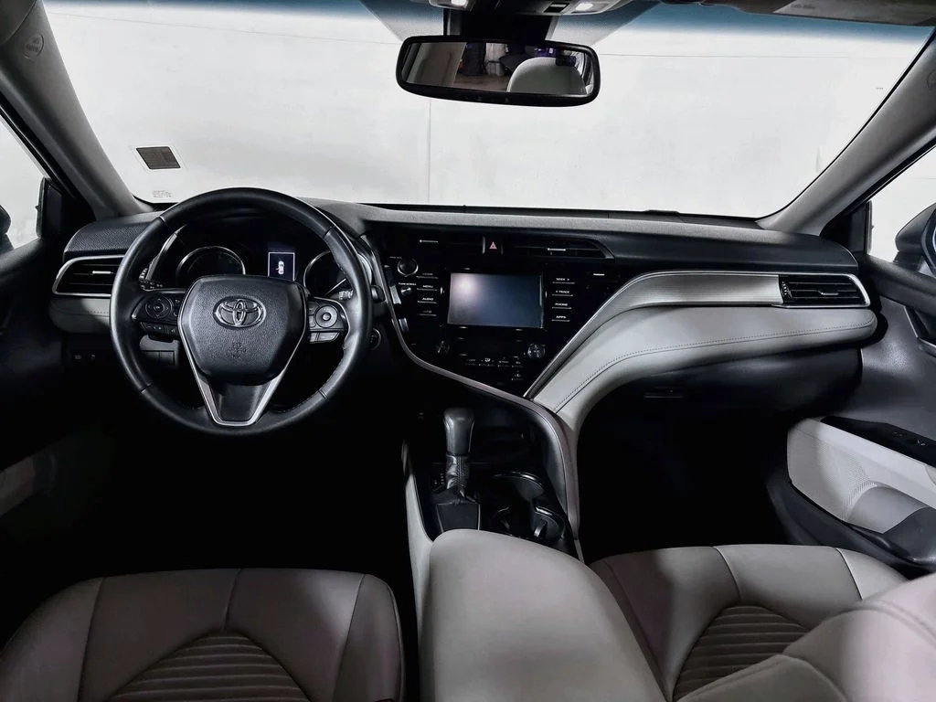 Used 2018 Silver Toyota SE image 12