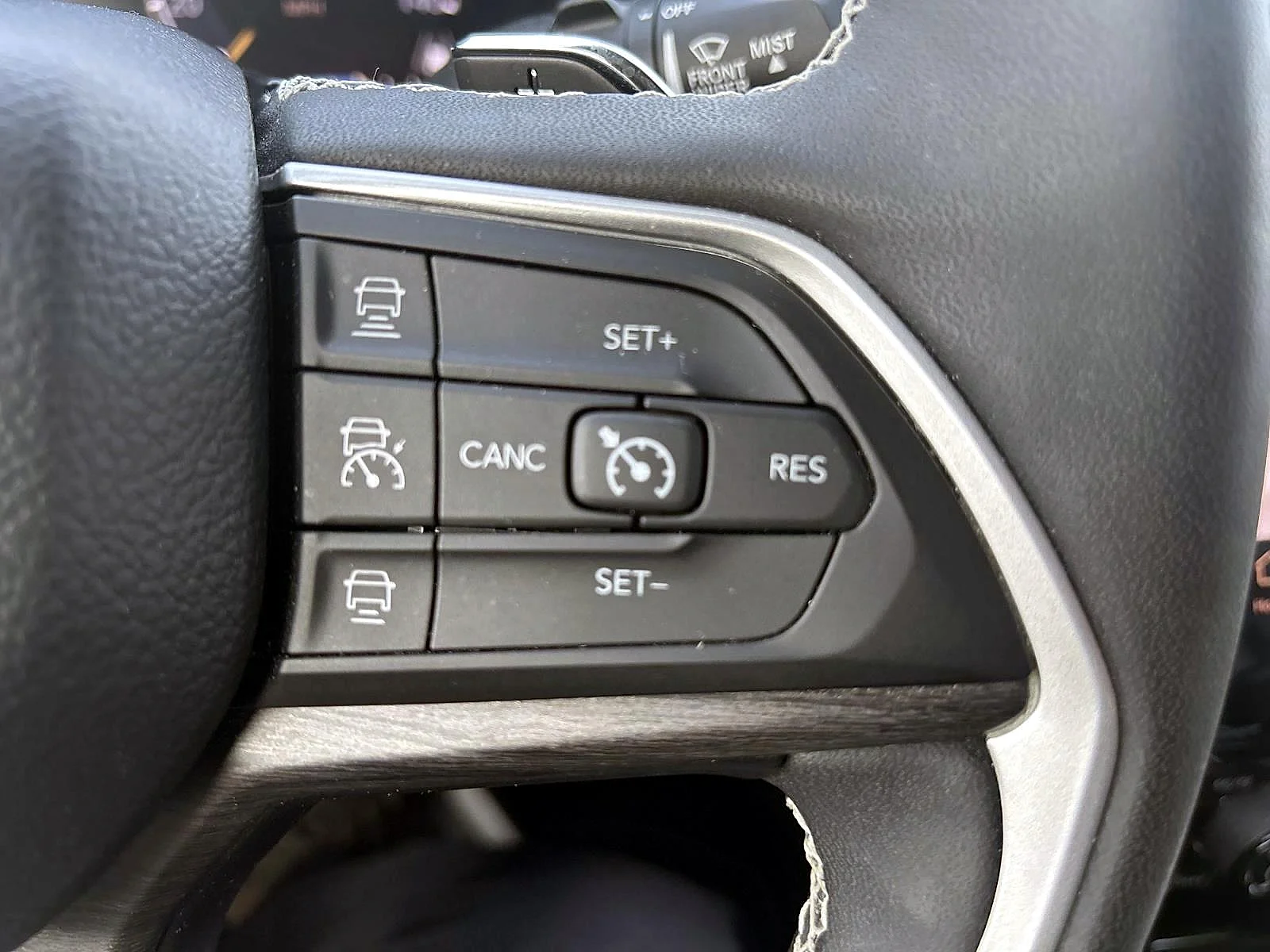 Used 2023 Diamond Black Crystal Pearlcoat Jeep Limited image 22