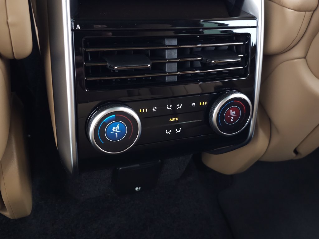 New 2026 Santorini Black Land Rover SE image 39
