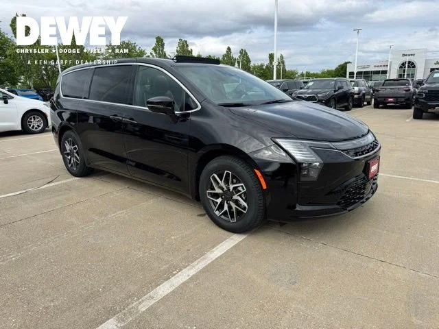 2027 Chrysler Pacifica Limited's photo