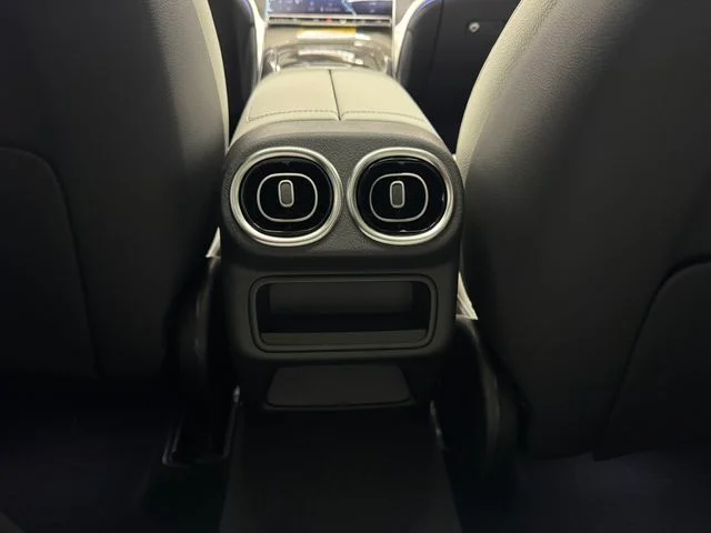 New 2026 MANUFAKTUR Moonlight Whit Mercedes-Benz GLC 300 image 38