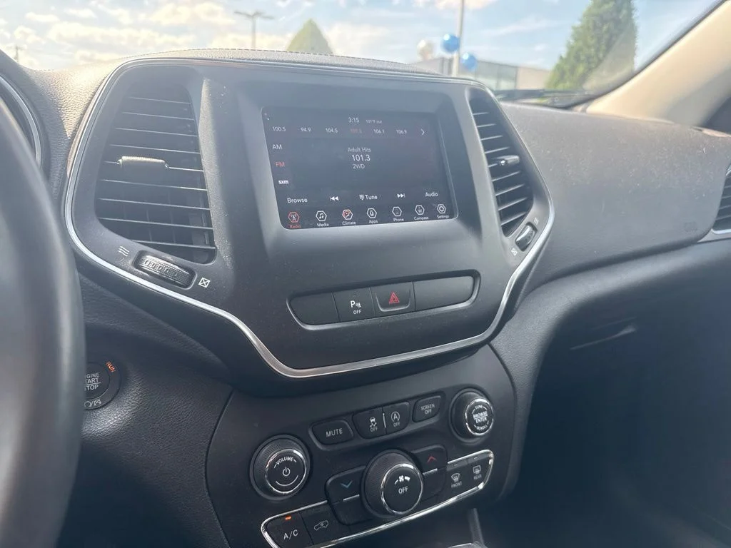Used 2020 Red Jeep Latitude Plus image 11