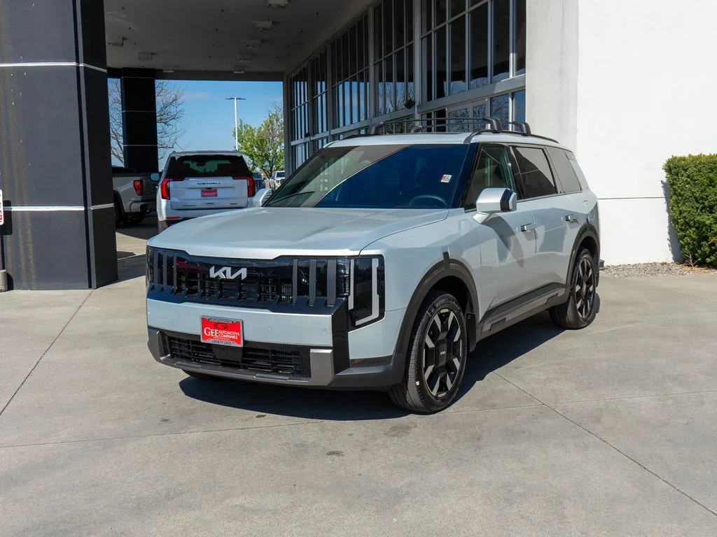 New 2027 Ivory Silver Kia S image 3