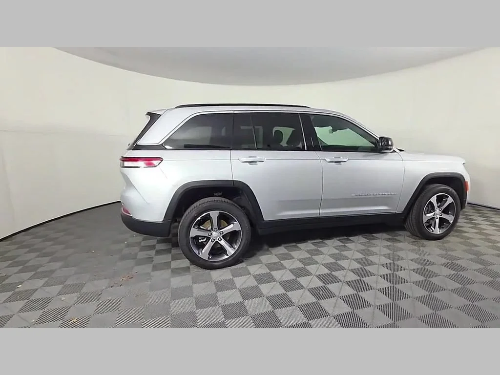 New 2026 Silver Zynith Exterior Paint Jeep Limited image 25