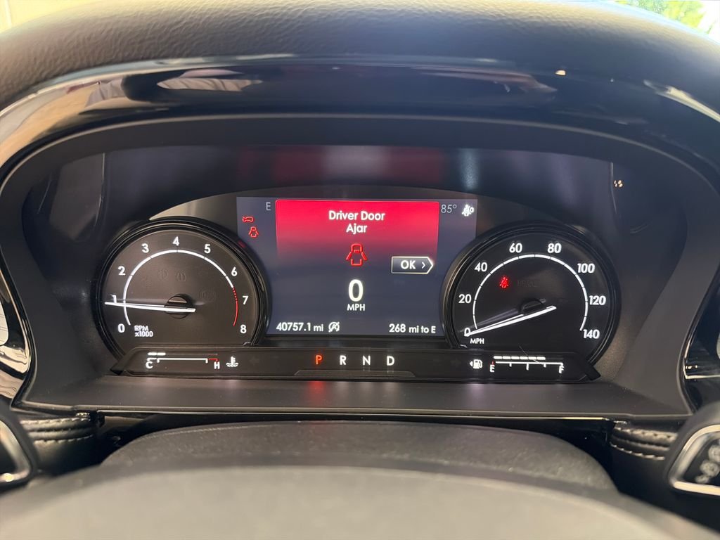 Used 2022 White Lincoln Standard image 27