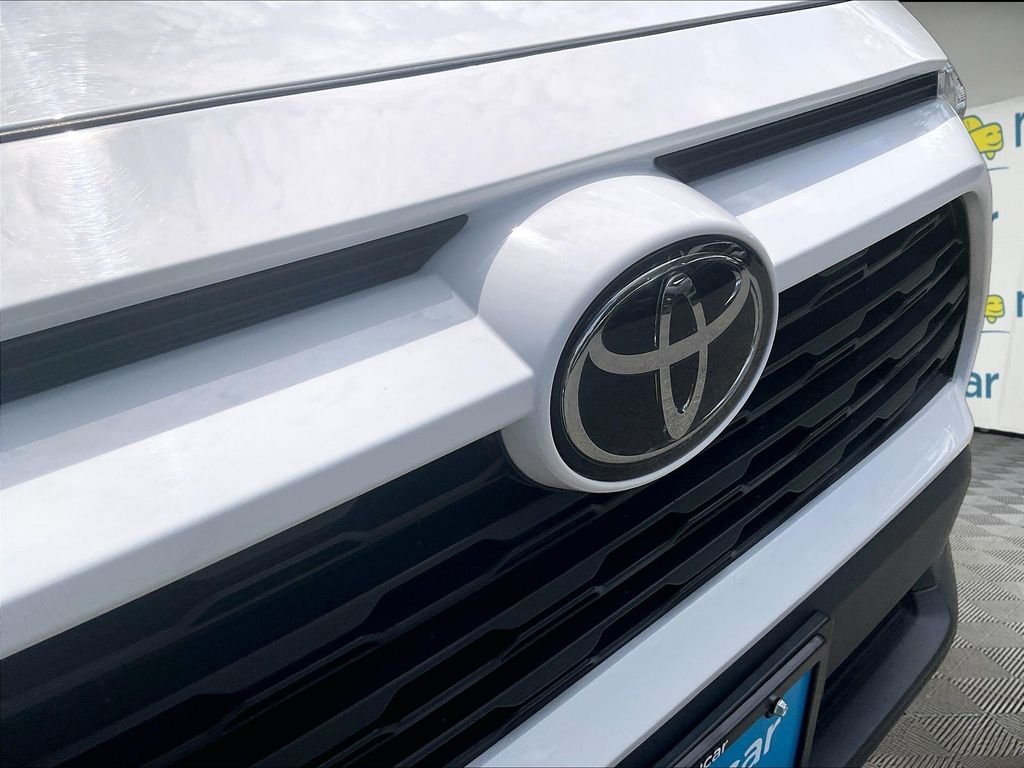 Used 2022 White Toyota XLE image 31