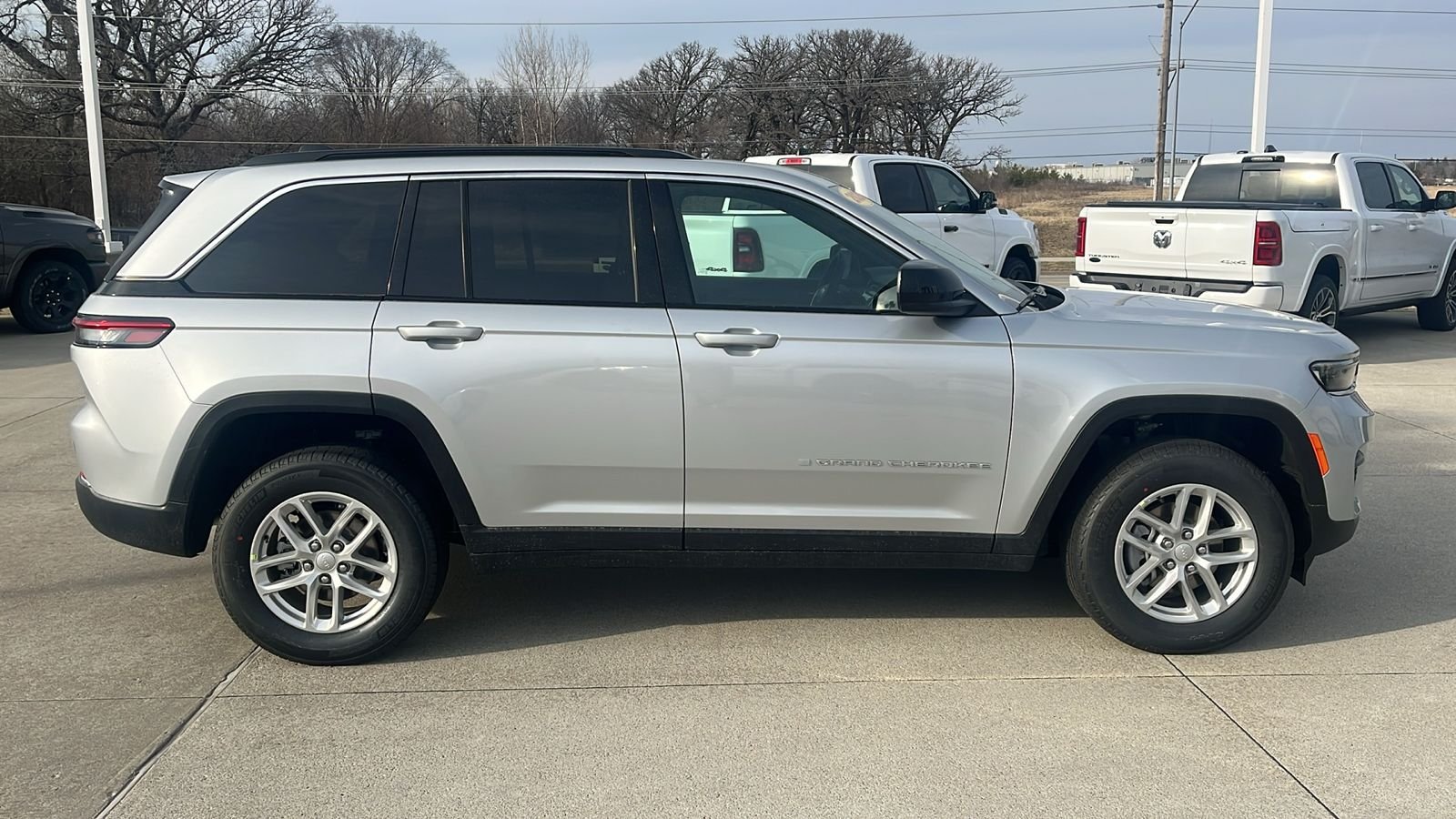 New 2026 Silver Zynith Exterior Paint Jeep Laredo X image 9