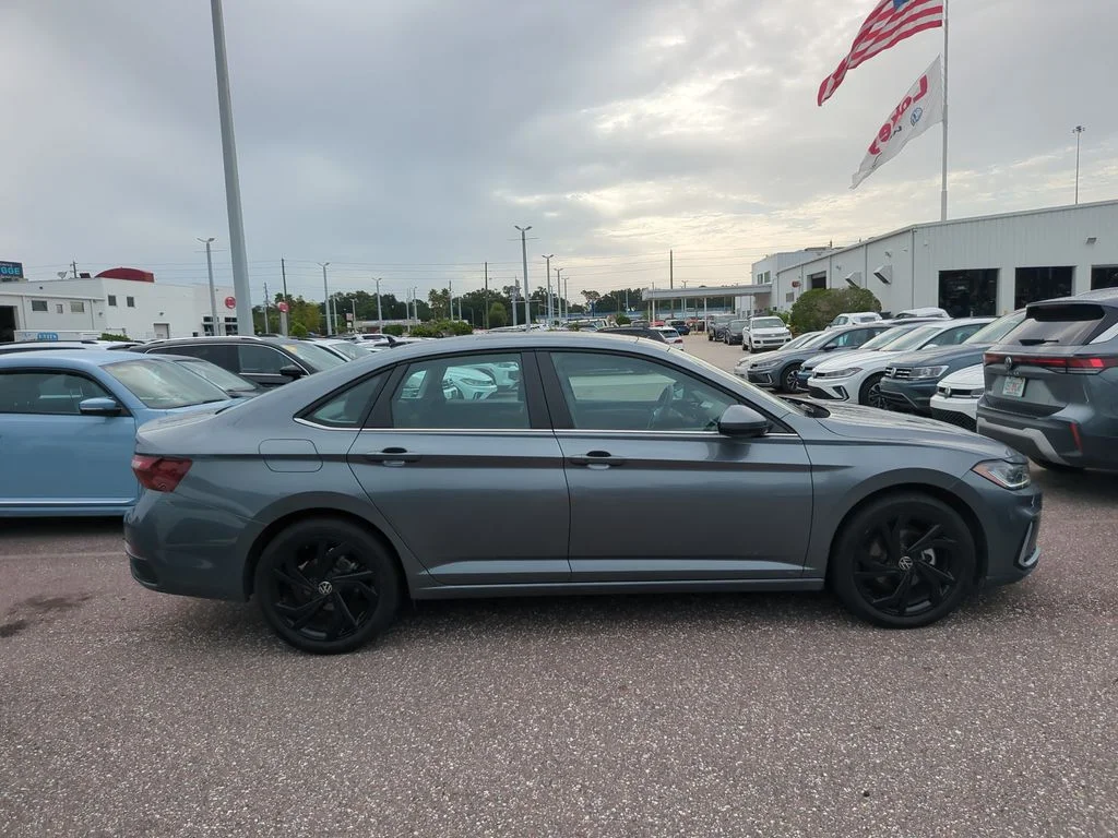 Used 2025 Gray Volkswagen 1.5T SE image 4