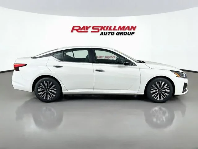 Used 2025 White Nissan 2.5 SV image 8