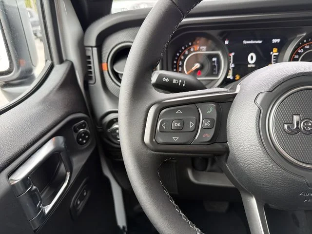 New 2026 Bright White Clear-Coat Exterior Paint Jeep Mojave image 28