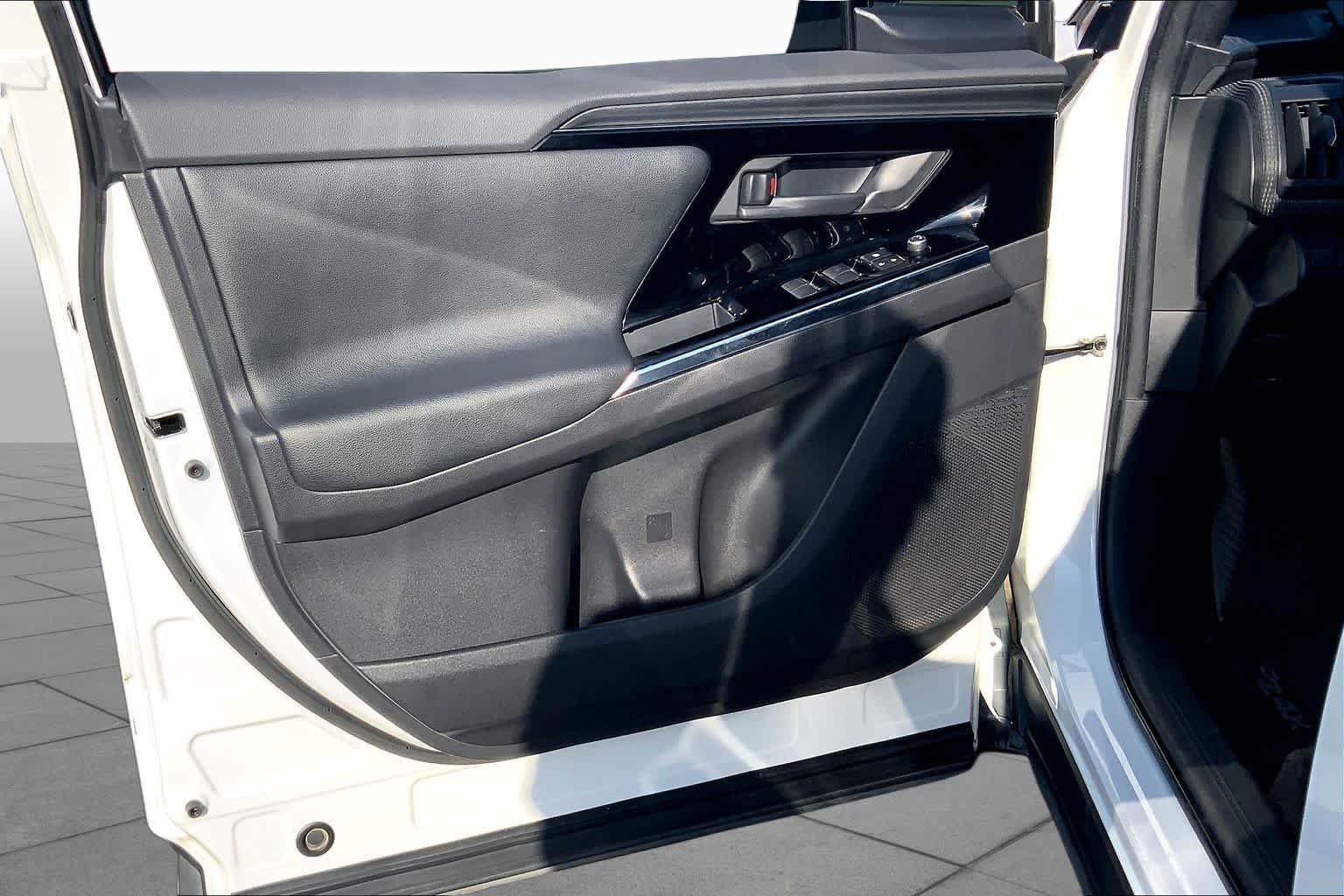 Used 2023 Wind Chill Pearl w/Black Roof Toyota Limited image 21