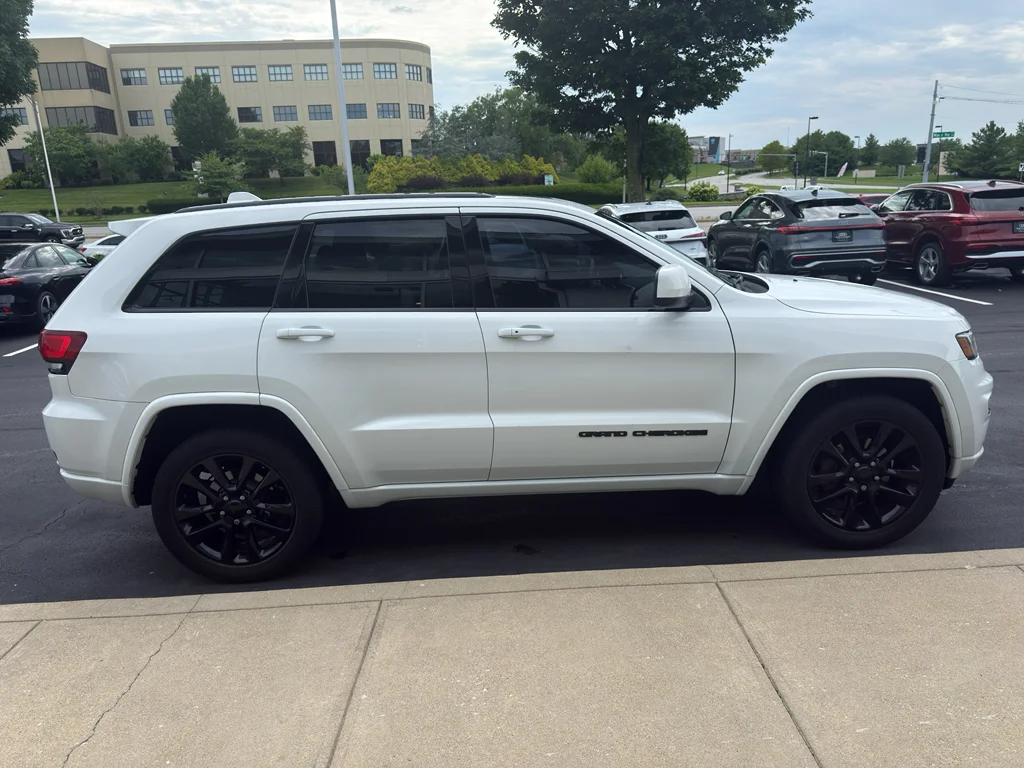 Used 2018 Bright White Clearcoat Jeep Altitude image 3
