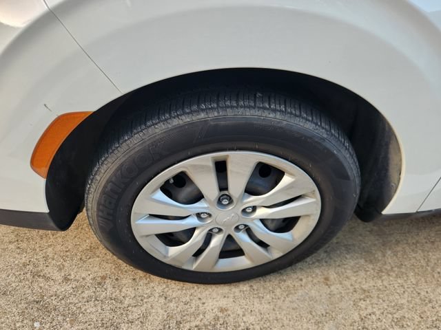 Used 2022 White Kia LX image 8