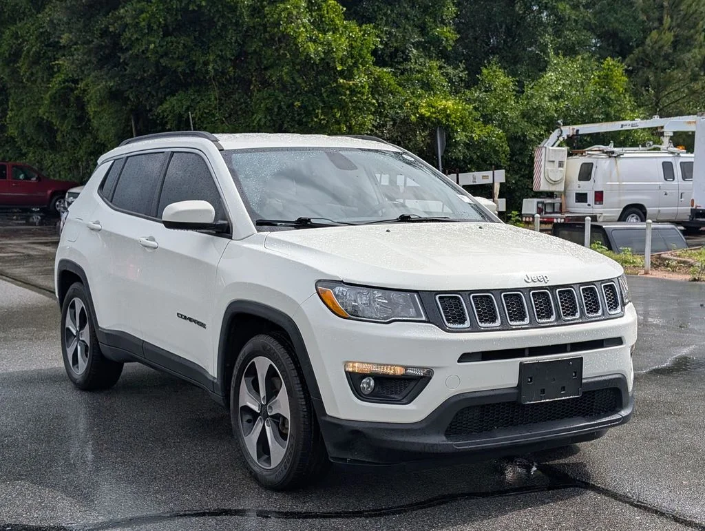 Used 2018 White Jeep Latitude image 7