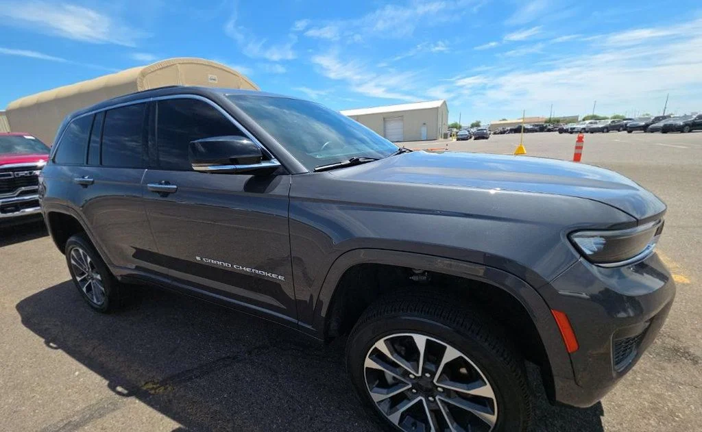 Used 2022 Gray Jeep Overland 4xe image 4