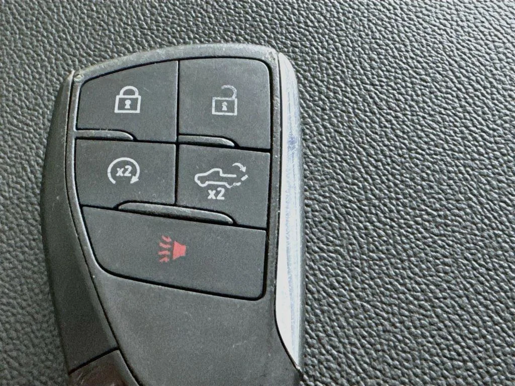 Used 2025 Silver GMC SLT image 37