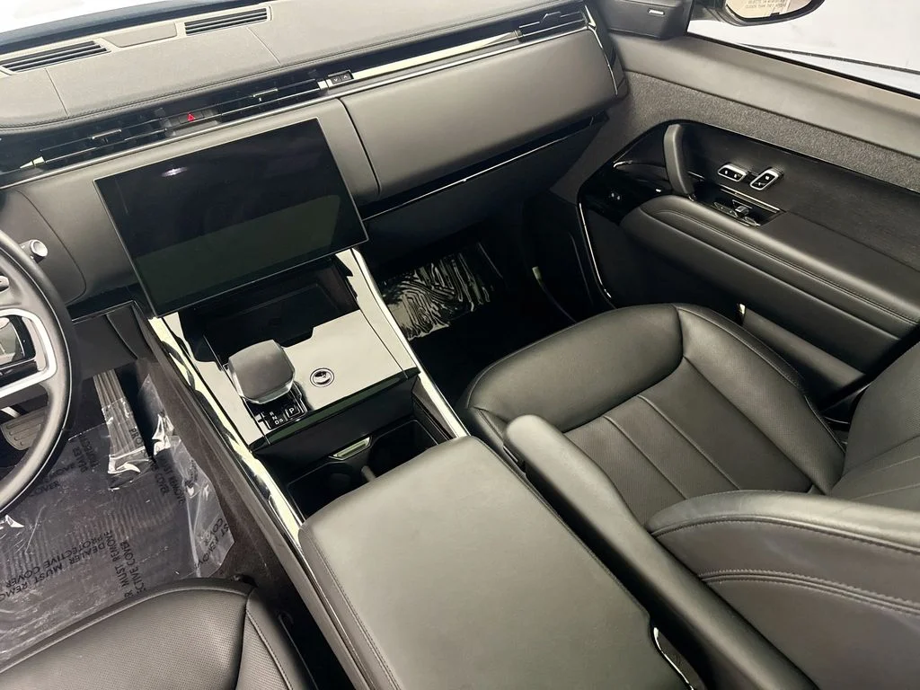 Used 2025 White Land Rover SE image 24