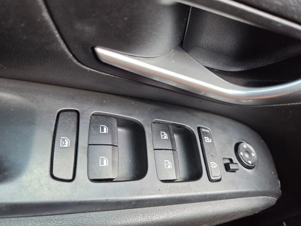 Used 2023 White Hyundai SEL image 19