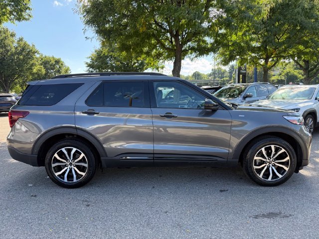 Used 2023 Gray Ford ST-Line image 11