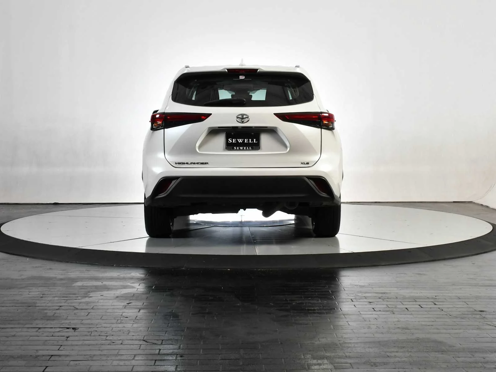 Used 2021 Blizzard Pearl Toyota XLE image 5