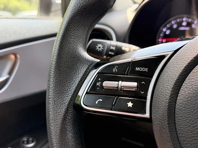 Used 2022 White Kia LXS image 21
