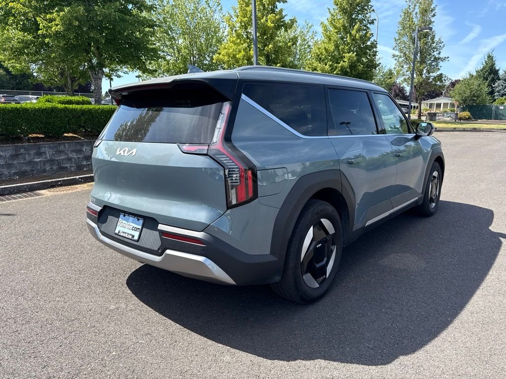 Used 2024 Iceberg Green Kia Wind image 6