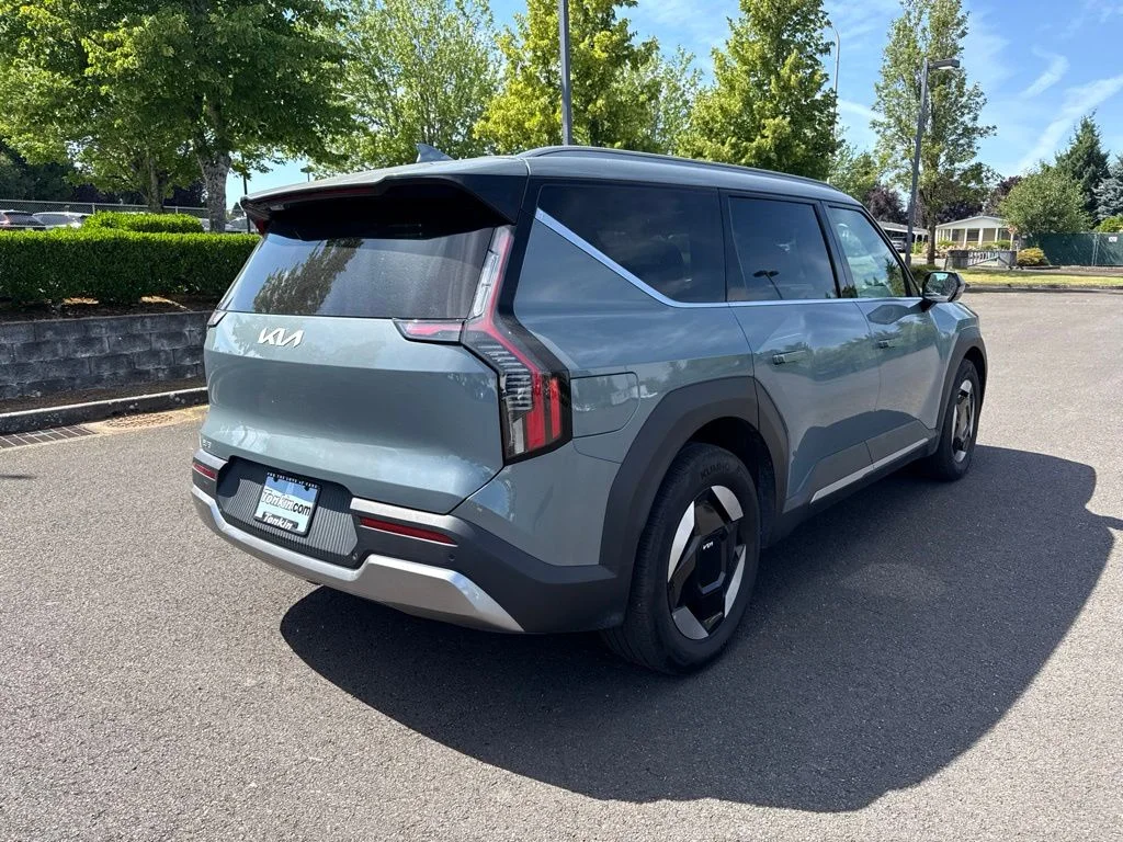Used 2024 Iceberg Green Kia Wind image 7